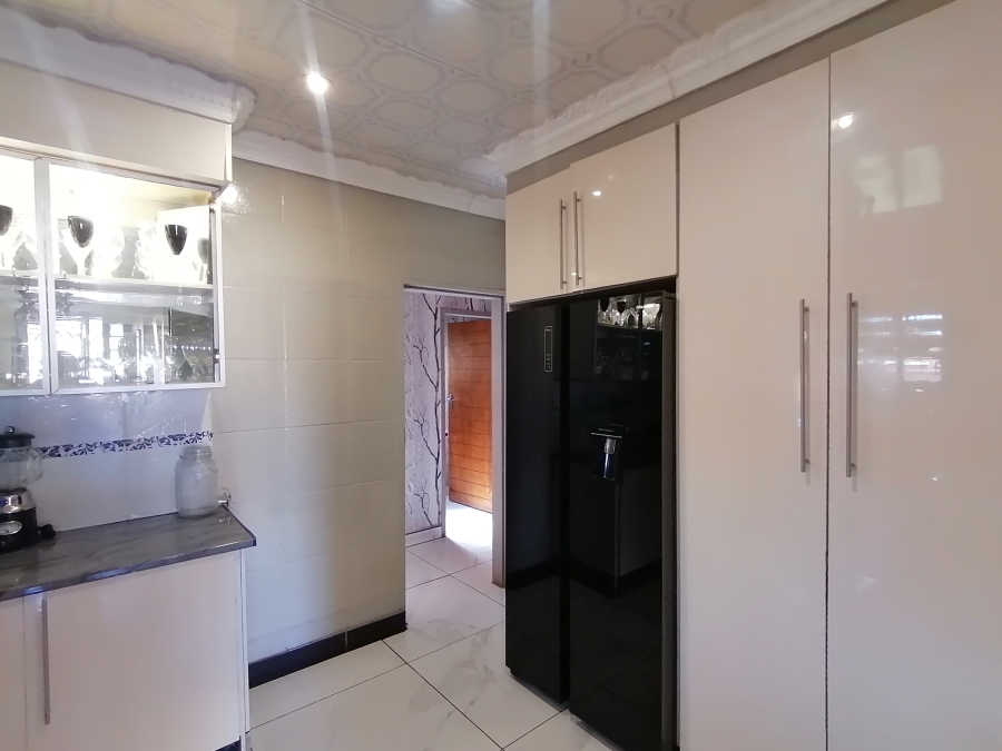 3 Bedroom Property for Sale in Roosheuwel Ext 2 North West